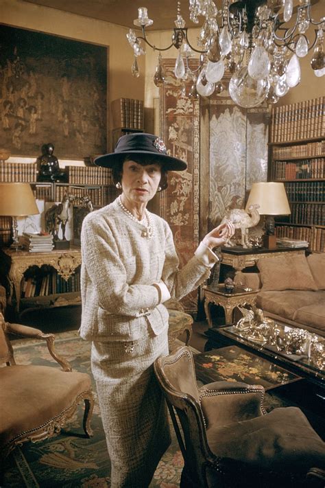 coco chanel prima giacca|La storia della leggendaria giacca in tweed di Chanel .